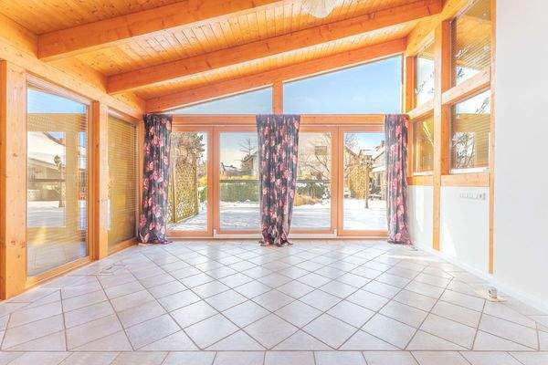 Wintergarten mit Ausgang zur Terrasse und dem Gart