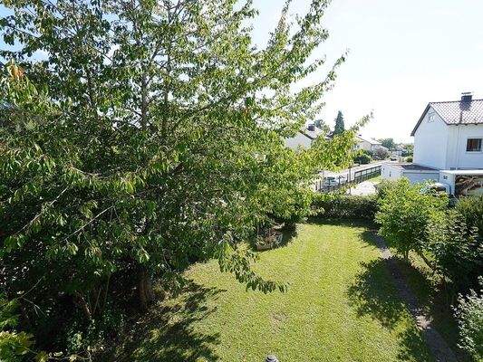 Blick vom Balkon auf das schöne Grundstück