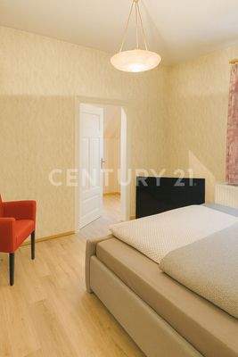 Schlafzimmer mit begehbarer Kleiderschrank