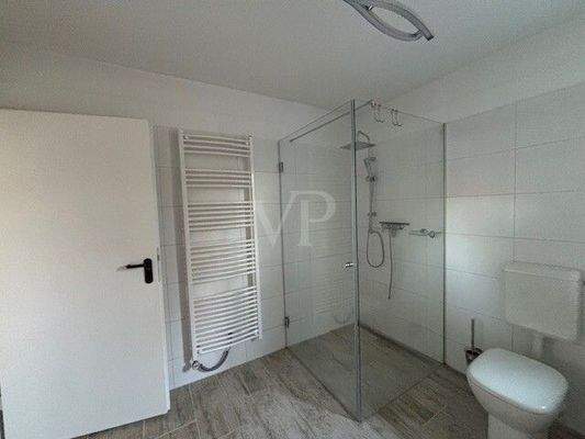 geräumiges Duschbad