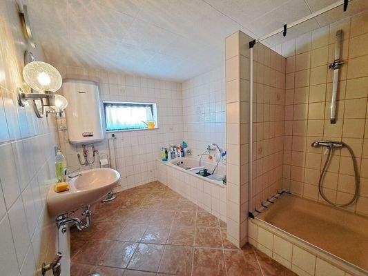 EG - Badezimmer mit elektr. Fußbodenheizung