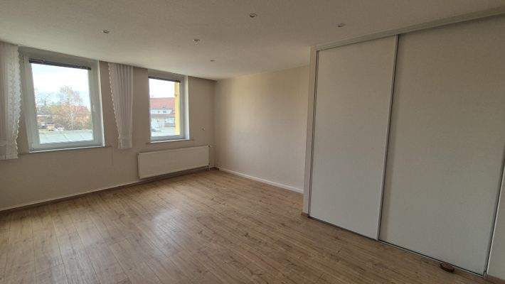 SZ andere Perspektive mit Eibauschrank