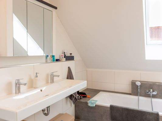 5. Bad der baugleichen linken Doppelhaushälfte.jpg