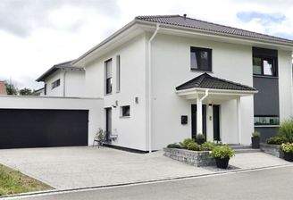 Blick Nordost mit Garage und Außenstellplätzen