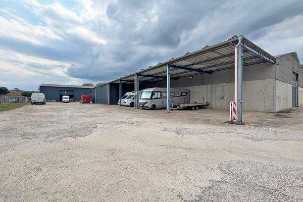 Überdachte Außenlagerfläche (optional)