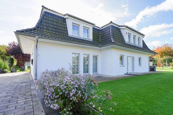 Hausansicht mit Vorgarten