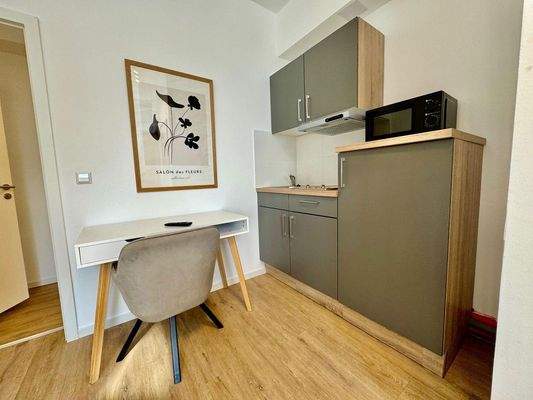 Küche und Schreibtisch