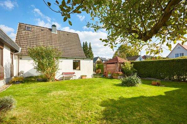 Seitliche Hausansicht mit Garten