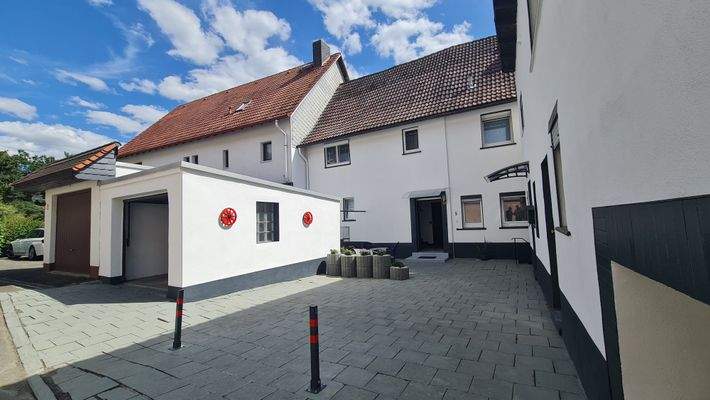 Hausansicht mit Stellplatz