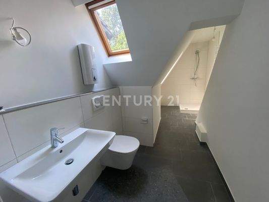 Badezimmer mit Tageslicht und Dusche