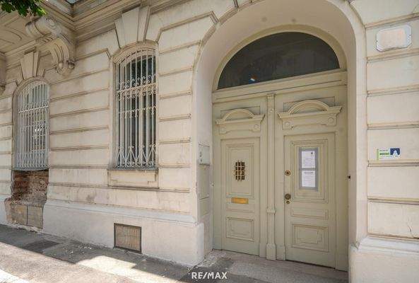 Straßenfront & Einfahrt