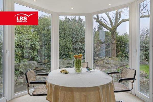 Esstisch am Koi-Teich