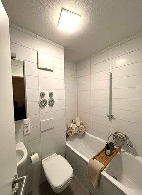 Bad mit Wanne und Abluft