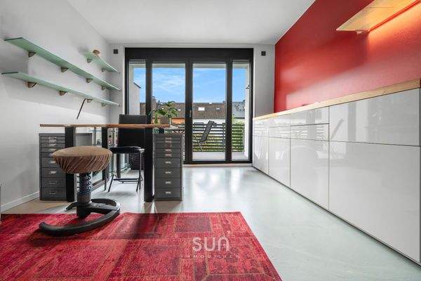 BÜRO MIT BODENTIEFENFENSTERN