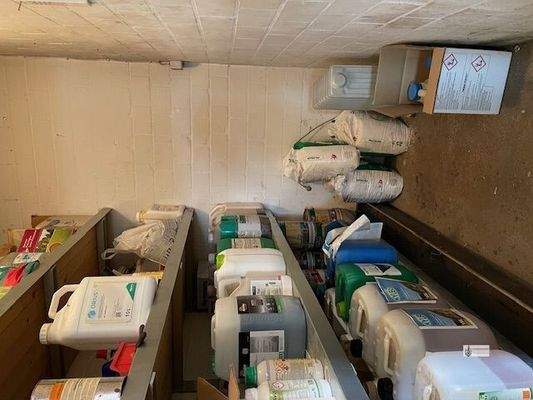 Separater Raum für Chemiebehälter ( Düngemittel )