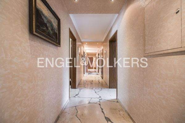 Flur im Erdgeschoss mit Marmorboden