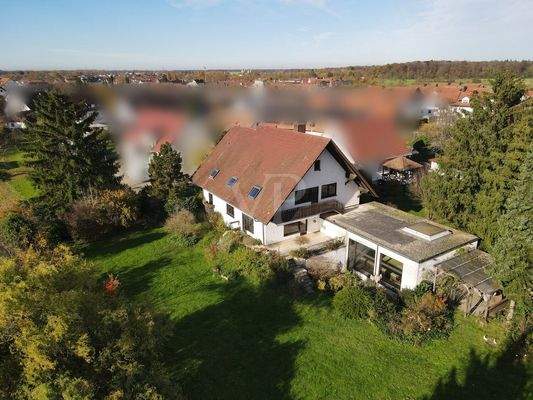 Gebäudeansicht mit Dachterrasse