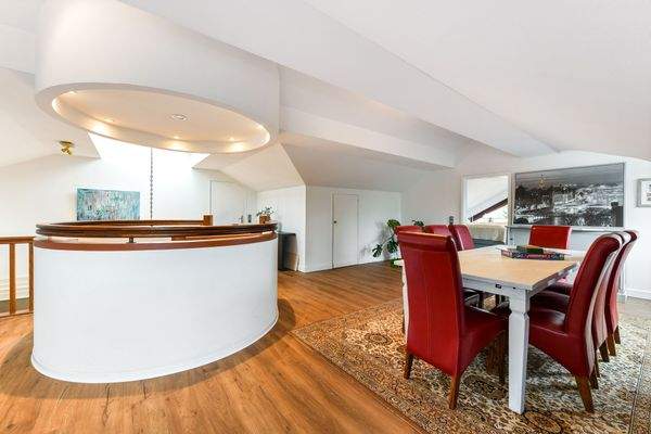 wirkt wie eine Galerieebene und ist verbindendes Zentrum