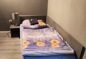 1. Bett im Zimmer.jpg