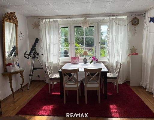 Wohnzimmer mit Speisebereich