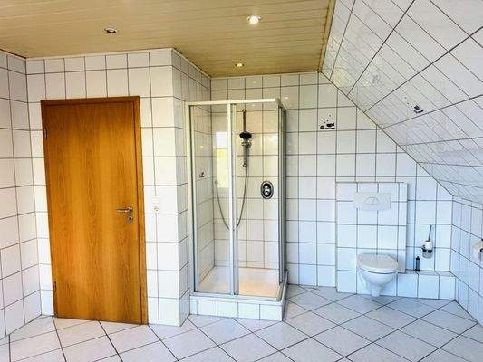 Wannen- und Duschbad mit WC im Obergeschoss