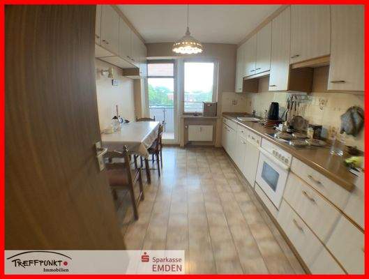 Küche mit Zugang zum Balkon