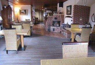 Restaurant mit Tresen und Kamin