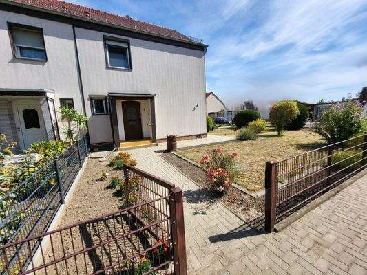 Eingangsbereich mit Blick in Garten