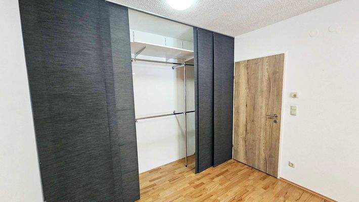 Zimmer 2 mit Schrankraumbereich, 3-Zimmer-Wohnung mit Stellplatz, Thiersee Kirchdorf