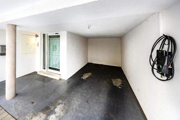 Eingang und Carport geräumt