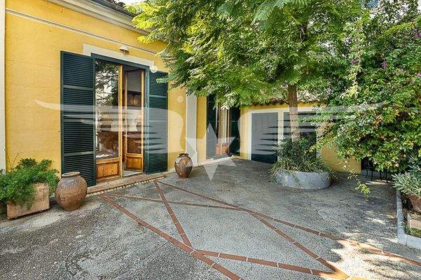 Hauseingang/Parkplatz