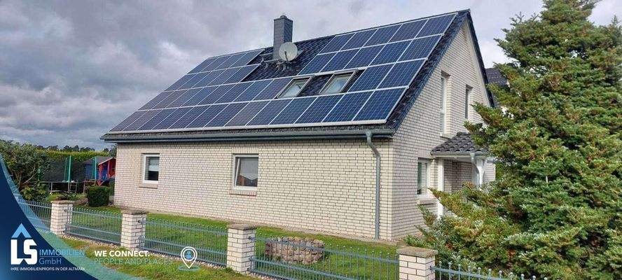 Hausansicht und PV-Anlage