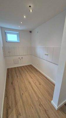 Leerer Raum mit Holzboden