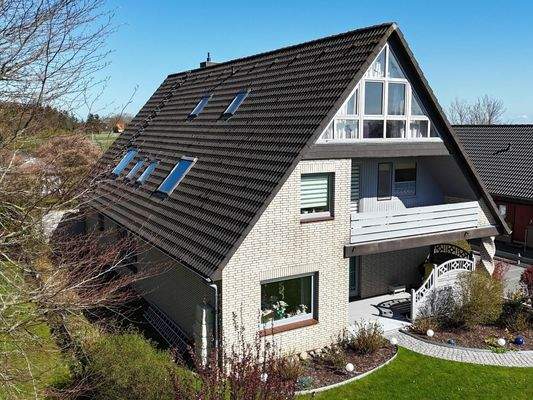 Seitenansicht und Einsicht auf die Terrasse