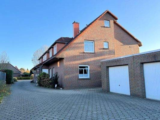 Rückseite mit Garagenanlage