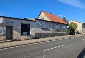 Strassenansicht mit Nebengebäude links