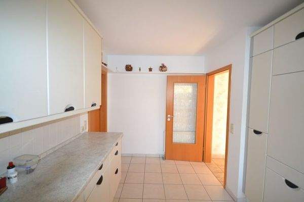 Küche mit Einbauküche