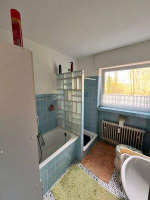 Bad mit Wanne, Dusche u. Fenster