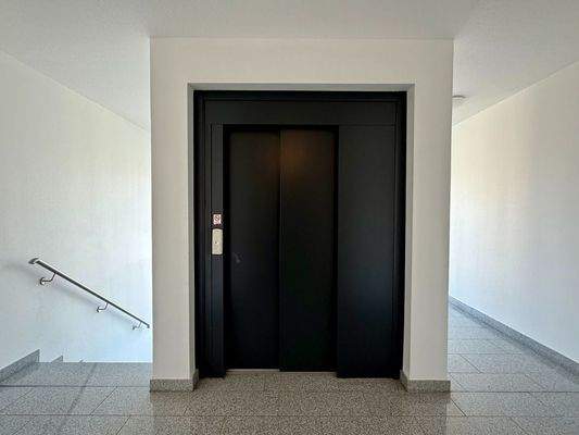 Treppenhaus und Fahrstuhl