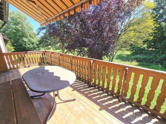 Große Terrasse mit Markise