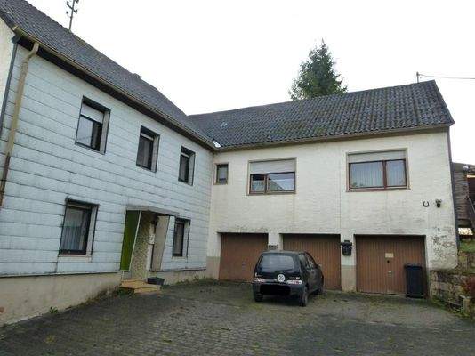 rechtes Gebäude mit großer Wohnung im OG