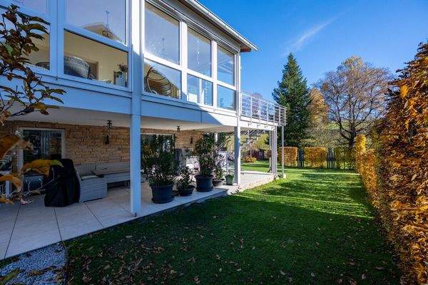 Gebäude Südseite Terrasse und Wintergarten