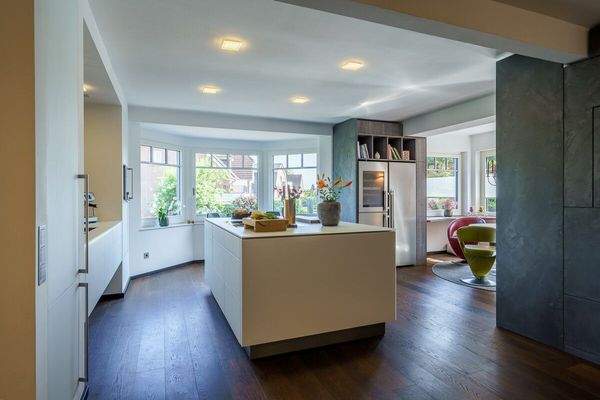 Blick in die Küche mit Essbereich