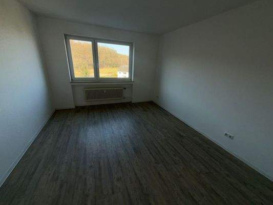 Leeres Zimmer mit Fenster