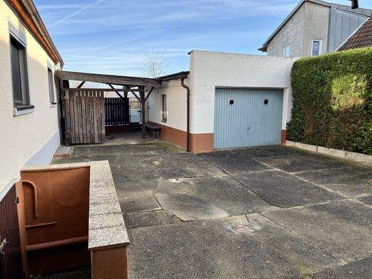 befestigter Hof mit Garagengebäude