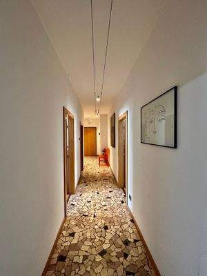 Bozen Zentrum, Nähe Universität, Investitionsobjekt, Studenten-WG geeignet, 4. Stock mit Aufzug, Große Wohnküche, Kleine Terrasse, 4 große Schlafzimmer, 2 Balkone, Großes Badezimmer, Abstellkammer, Keller inklusive, Gemeinschaftlicher Dachboden, Hohe Miet