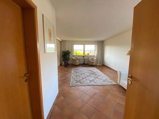 13) Erdgeschoss: Zugang zum Wohnzimmer