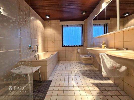 Badezimmer mit Wanne und Dusche