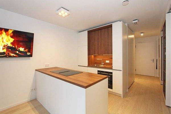 Stilvoller Küchenbereich mit Kochinsel