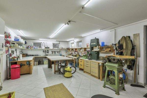 Werkstatt mit großem Arbeitstisch